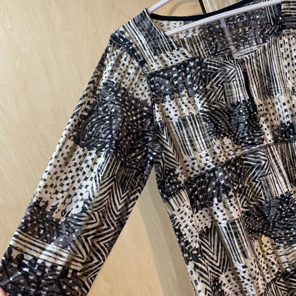 Women XL Lightweight Casual Blouse Abstract Design - Picture 2 of 5